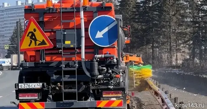 На дорогах Кировской области моют ограждения