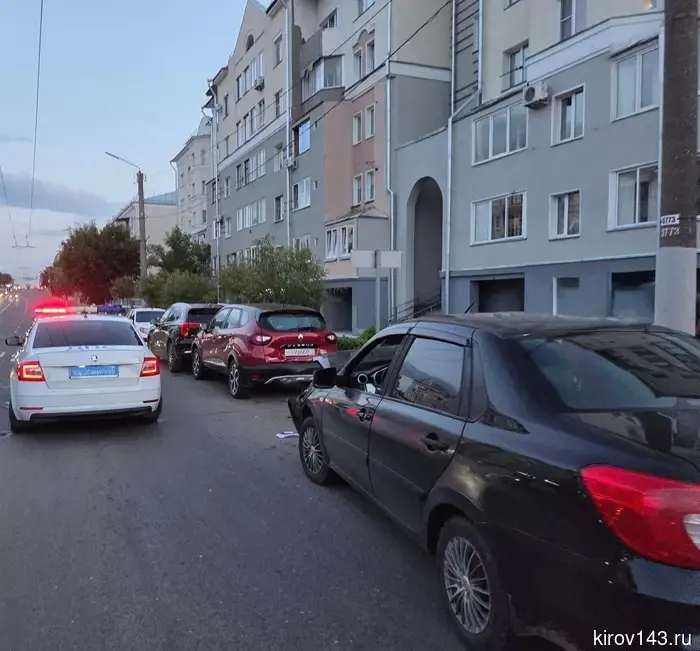 22-летний водитель столкнулся с двумя припаркованными автомобилями в Кирове.