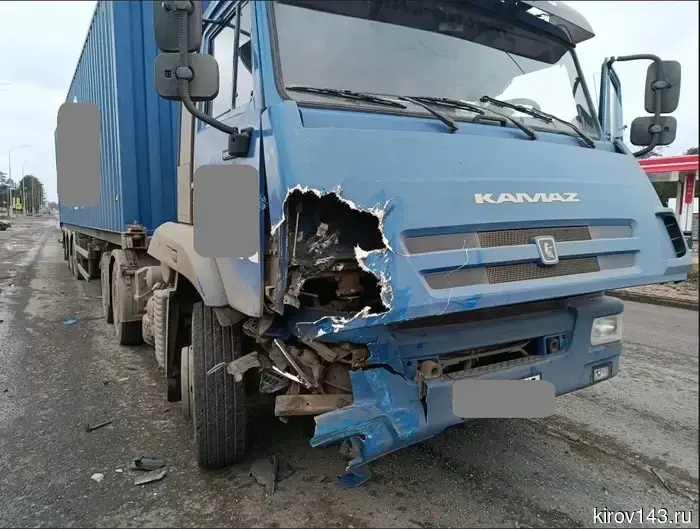 В Белой Холунице произошло столкновение КАМАЗа с легковым автомобилем: есть пострадавшие.