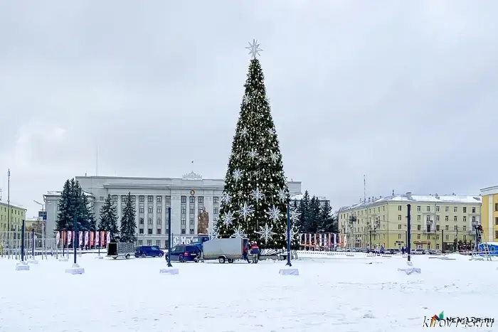 В Кирове срочно начали убирать елку.