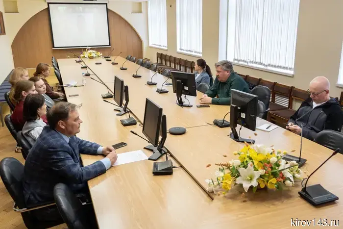 Преподаватели ВятГУ вместе с коллегами из других вузов ПФО рассмотрели методы преподавания основ российской государственности, учитывающие особенности региона.