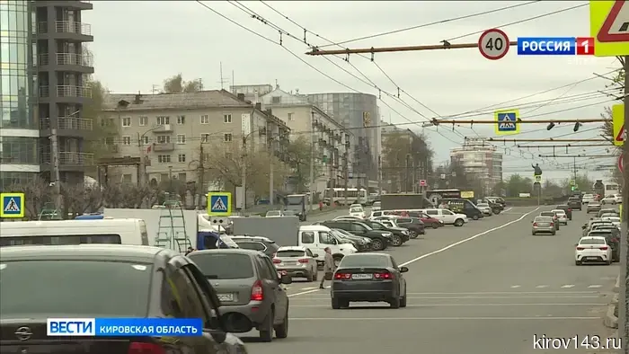 В Кирове на Октябрьском проспекте возле цирка начал функционировать новый светофор.