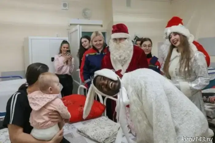 В Кировский Центр травматологии прибыли Деды Морозы.