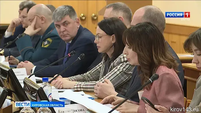 В администрации Кировской области прошло обсуждение начала весенних полевых работ и планов по капитальному ремонту образовательных учреждений.