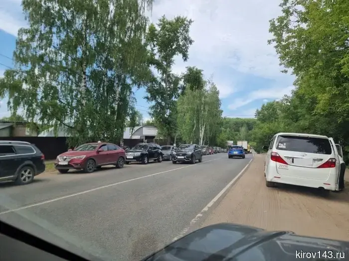 One ring — two ends: at the gas station on Soviet Avenue, the line of cars stretches in both directions.