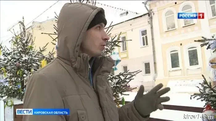 В Кирове на пешеходной улице Спасской проходит конкурс на самую эффектную ёлку.