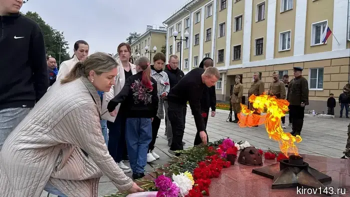 Коллектив ВятГУ увековечил память героев Великой Отечественной войны в День памяти и скорби.