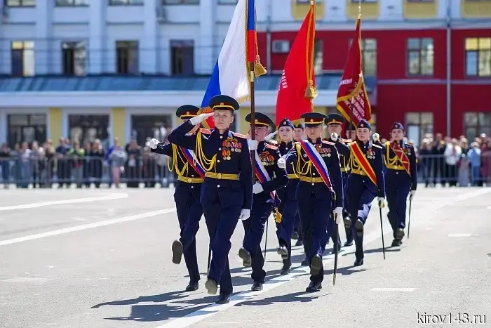 В преддверии Дня Победы в Кирове прошел юнармейский парад