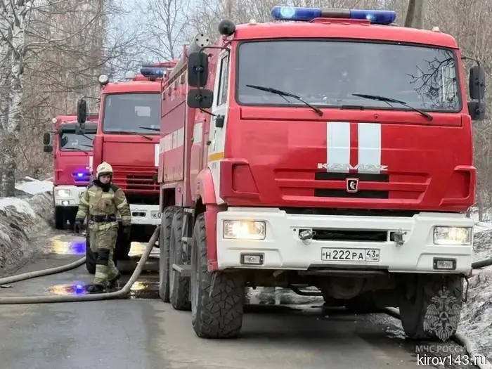 В МЧС озвучили причины возникновения пожаров в Кирове и предоставили подробности о ДТП.