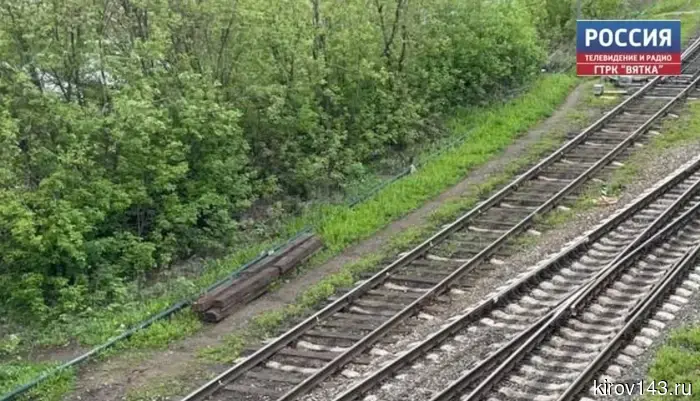 В Кировской области произошла авария между поездом и грузовиком.