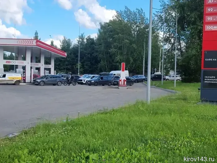 В Кирове массово закрывают автозаправочные станции «Лукойла», и водители вынуждены ожидать очереди на других АЗС почти по часу.