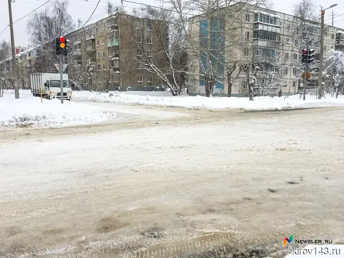 Снегопад в Кирове: автобусы отклоняются от графика, таксисты повысили цены.
