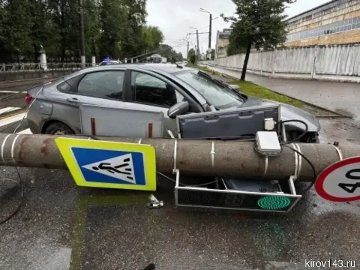 В Кирове в результате ДТП произошло падение опоры линии электропередач.