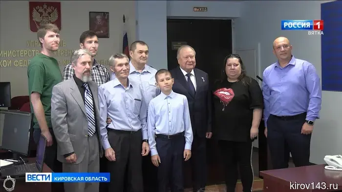 В региональном УМВД наградили кировчан, которые спасли выпавшего из окна ребёнка