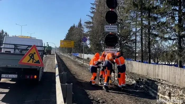 В Кировской области устанавливают знаки, ограничивающие движение на дорогах.