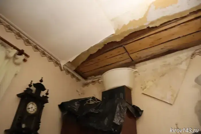 In Kirov, a criminal case has been opened after the ceiling collapsed in a building on Zakhvataev Street.