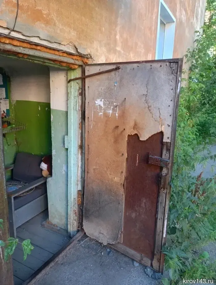 «Крысы проскребли пол и обитают с нами»: СПРАВЕДЛИВАЯ РОССИЯ содействует кировчанке в достижении обещанного много лет назад расселения из ветхого жилья.