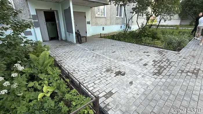 In Kirov, the sidewalks near the houses on Builders Avenue have been repaired.