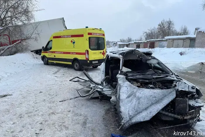 В Кирове столкнулись два автомобиля: легковой и грузовой.