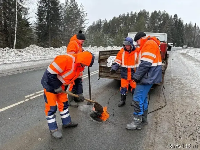 Pothole repairs continue on the roads of Kirov.