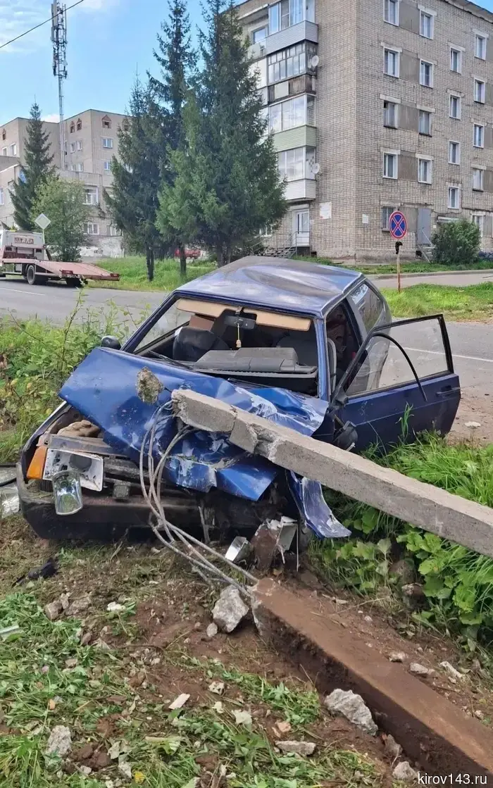 В Омутнинске нетрезвый водитель сбил столб и пострадал в ДТП