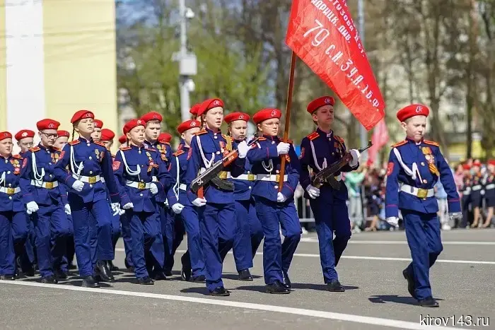 В преддверии Дня Победы в Кирове прошел юнармейский парад