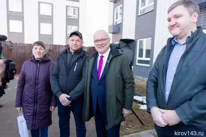 Александр Соколов и депутат Андрей Березин вручили кировчанам ключи от новых квартир