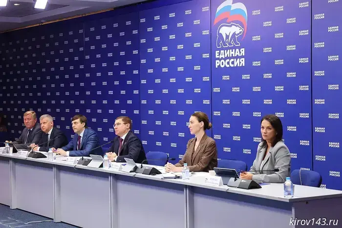Секретарь Генерального совета партии «Единая Россия» Якушев: Уровень работы по ремонту школ нельзя понижать.