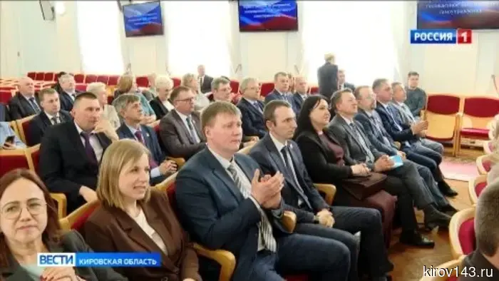 Александр Соколов, а также депутаты Борис Веснин и Андрей Березин приветствовали работников органов местного самоуправления с их профессиональным праздником.