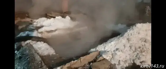 Службы города Кирова оперативно устраняют аварию на теплосетях в слободе Курочкины