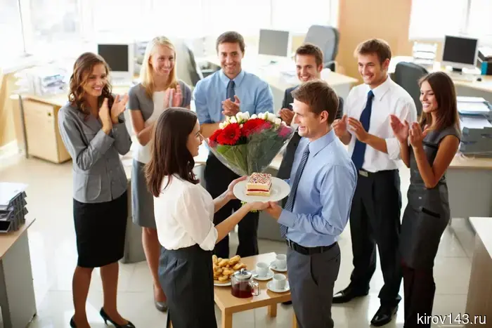 Деньги, флористические подарки или совсем без поздравлений: как в Кирове отмечают дни рождения сотрудников.