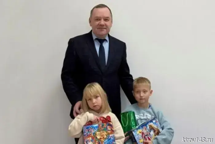 Чиновники правительства Кировской области приступили к выполнению новогодних желаний детей.