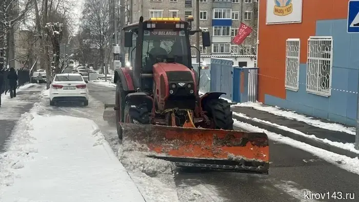 В Кирове вновь начали обрабатывать дороги солью.