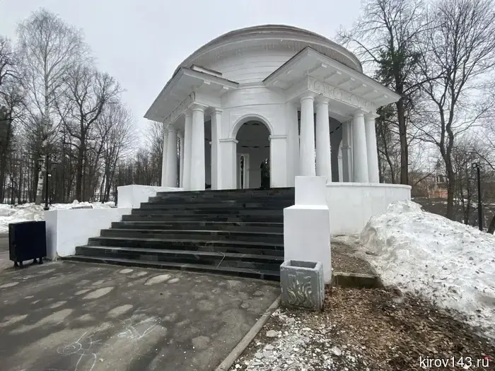 В Александровском саду провели обновление ротонд.