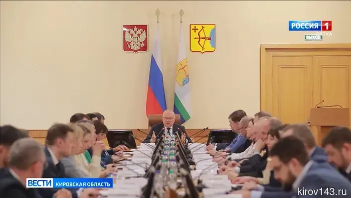 В правительстве Кировской области обсудили готовность детских загородных лагерей к приему детей.