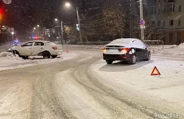 В Кирове трое человек получили травмы в аварии на улице Владимирской.