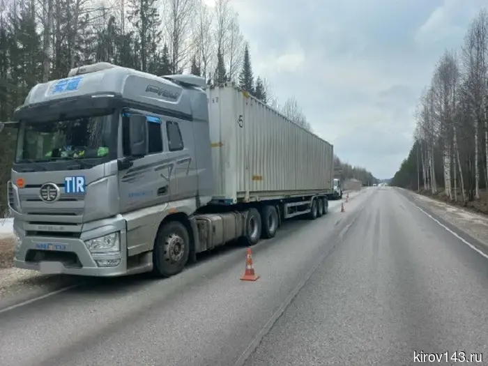 В Кировской области произошла авария с участием двух грузовиков и двух автомобилей Лада.