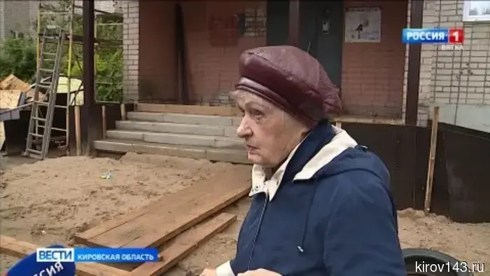 Жильцы испытывают неудобства из-за затянувшегося ремонта крыльца в доме на Никитской