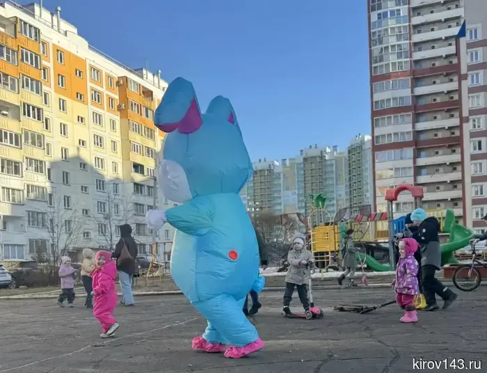 В Чистых прудах создавали изображение герба многоквартирного дома.