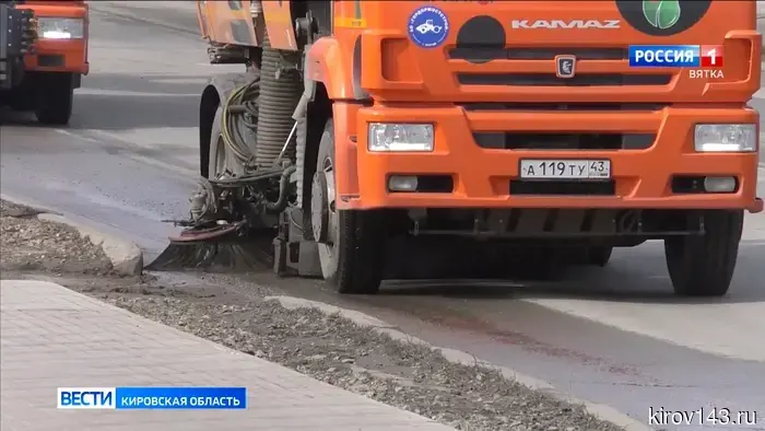 В Кирове подрядные организации начали очистку смета с городских дорог.