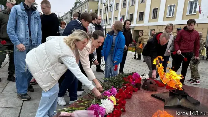 Коллектив ВятГУ увековечил память героев Великой Отечественной войны в День памяти и скорби.