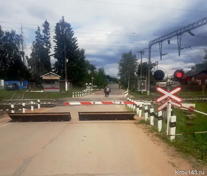 В понедельник будет ограничено движение через железнодорожный переезд в микрорайоне Радужный.