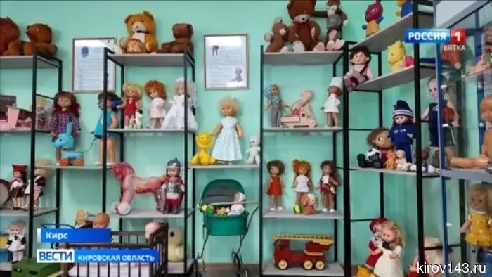 В Кирсе состоялась выставка кукол в военной униформе.