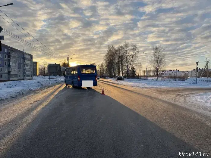 В Кирове в результате аварии между легковым автомобилем и автобусом пострадал несовершеннолетний.