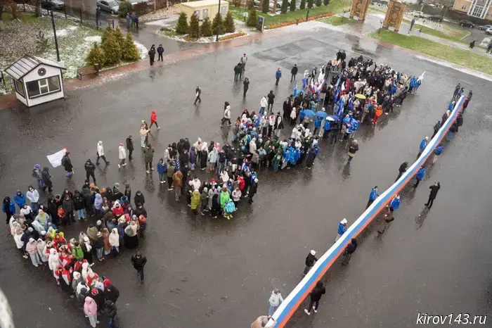 «Россия» выстроилась в ряд, запела и начала хоровод на Спасской площади.