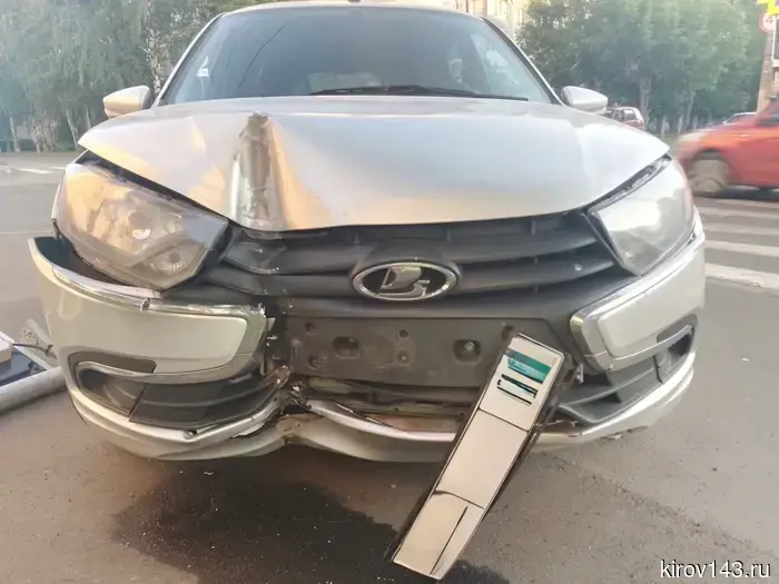 В Кирове два водителя въехали в стоячие объекты