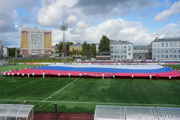 В Кирове на футбольном поле перед матчем развернули большой триколор.