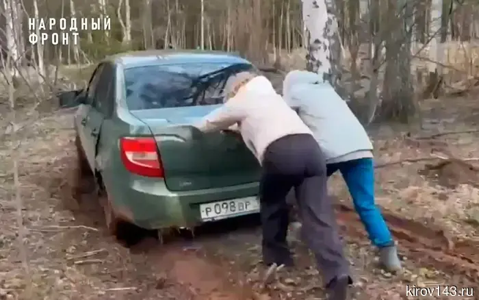 В Кильмезском районе автомобили для перевозки леса лишили школьников автобуса.