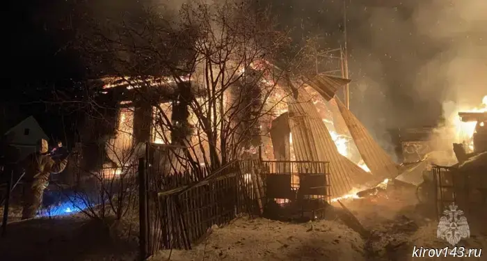 В Кировской области горел жилой дом, гараж и две бани