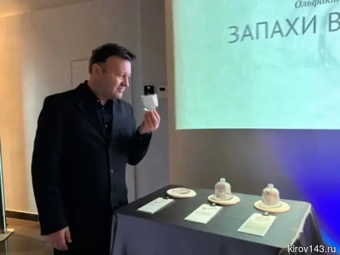 Белые цветы и камень: посетив Музей К.Э. Циолковского, авиации и космонавтики, вы сможете узнать, каким ароматом обладает Вселенная.